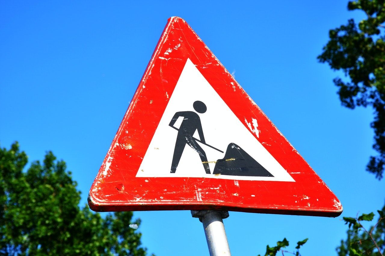 Un panneau de signalisation indiquant des travaux.