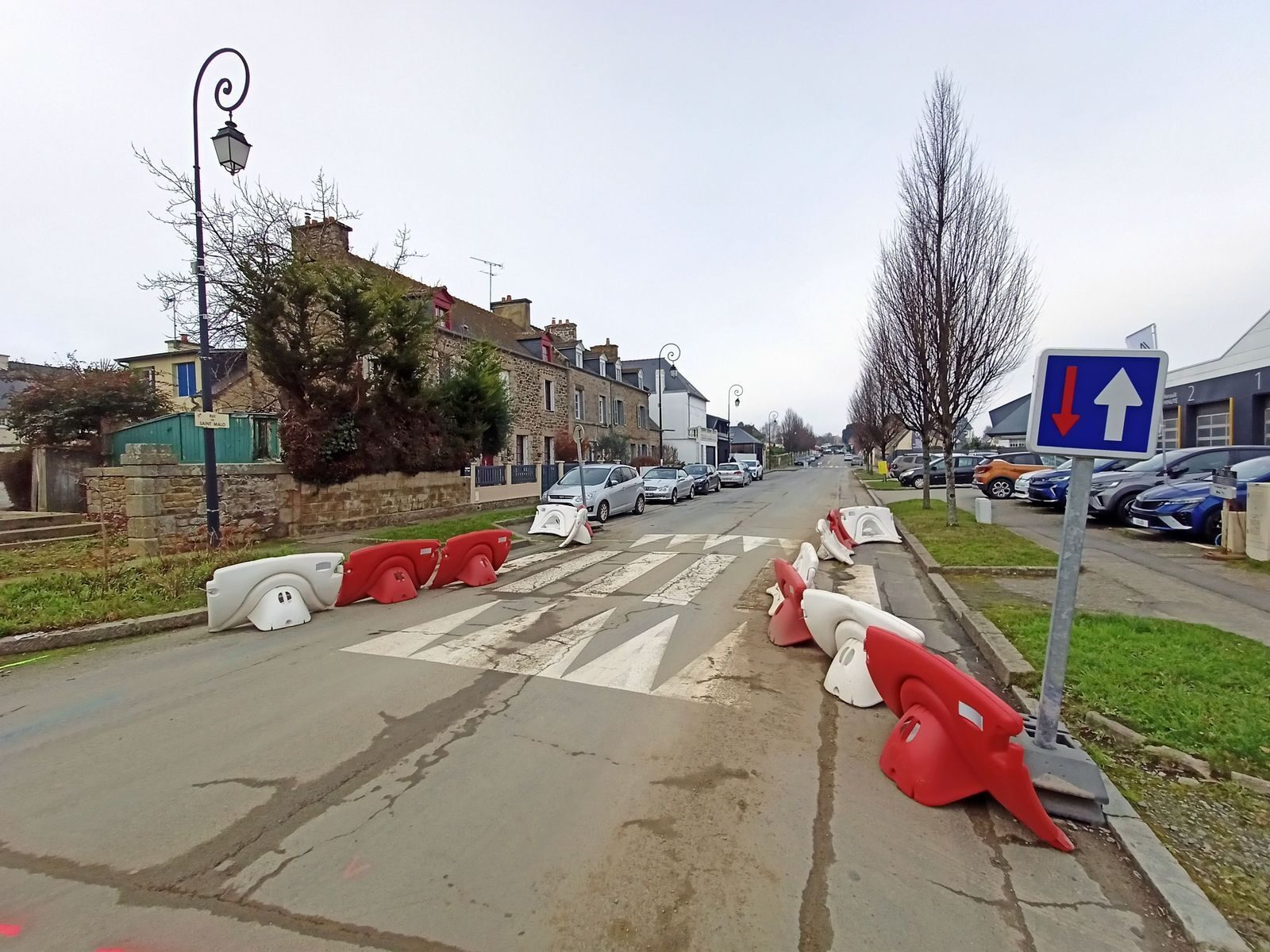 Chicanes, balises et plots sont actuellement testés rue de Saint-Malo. Ils suggèrent ce que pourraient être les futurs aménagements