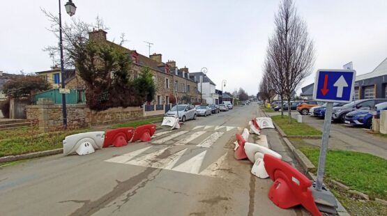 Chicanes, balises et plots sont actuellement testés rue de Saint-Malo. Ils suggèrent ce que pourraient être les futurs aménagements